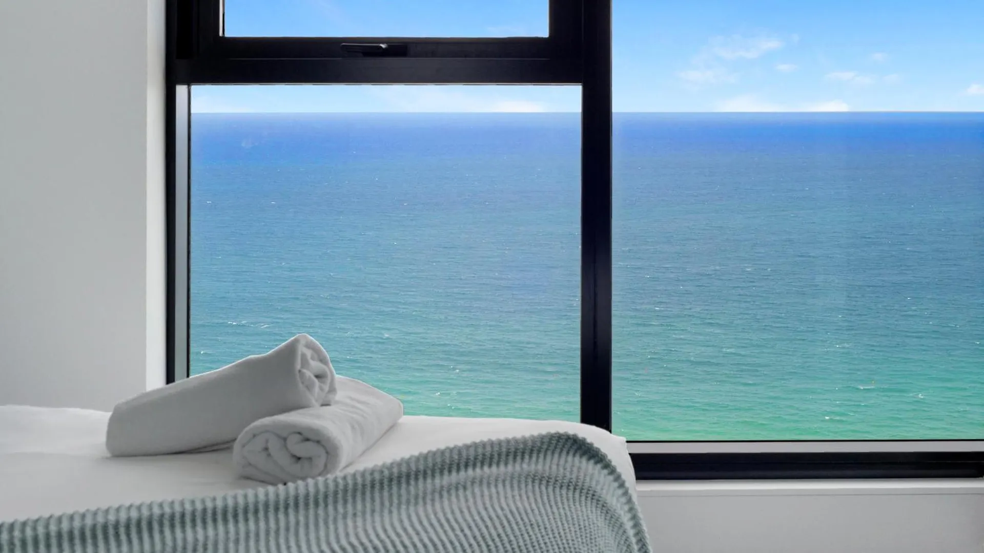 Ocean Beachfront Modern 2 Bedroom Apartment Gold Coast