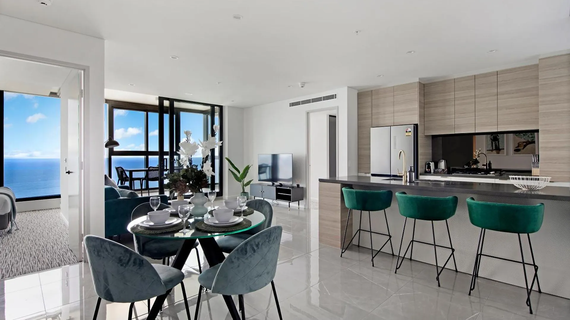Ocean Beachfront Modern 2 Bedroom Apartment Gold Coast Australia