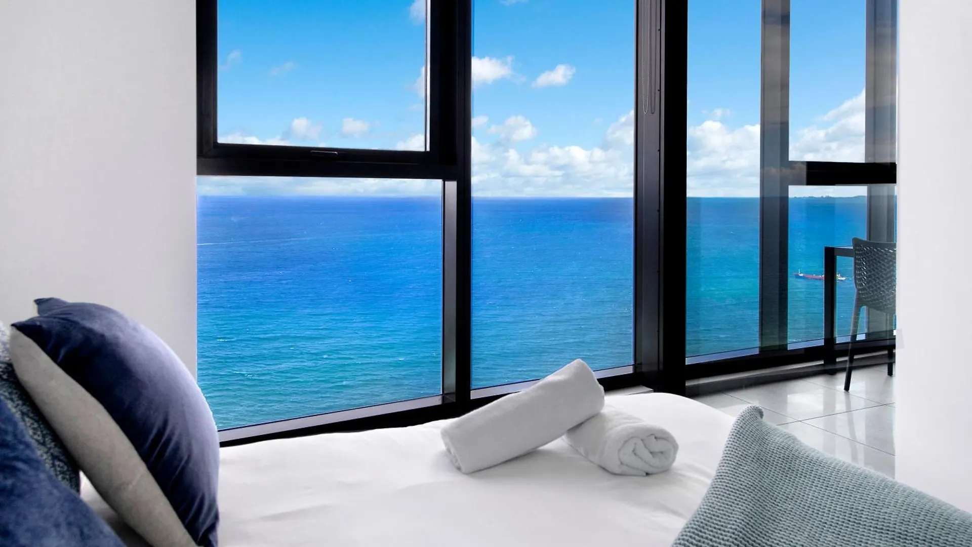 Ocean Beachfront Modern 2 Bedroom Apartment Gold Coast