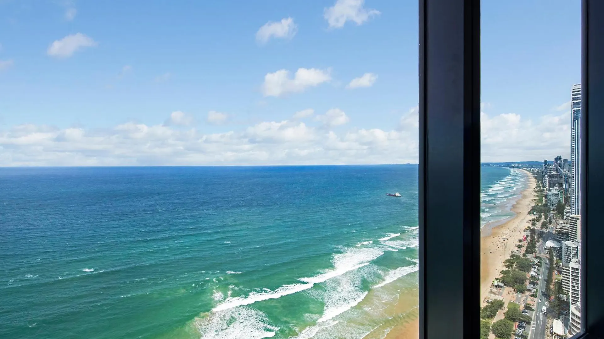 Ocean Beachfront Modern 2 Bedroom Apartment Gold Coast