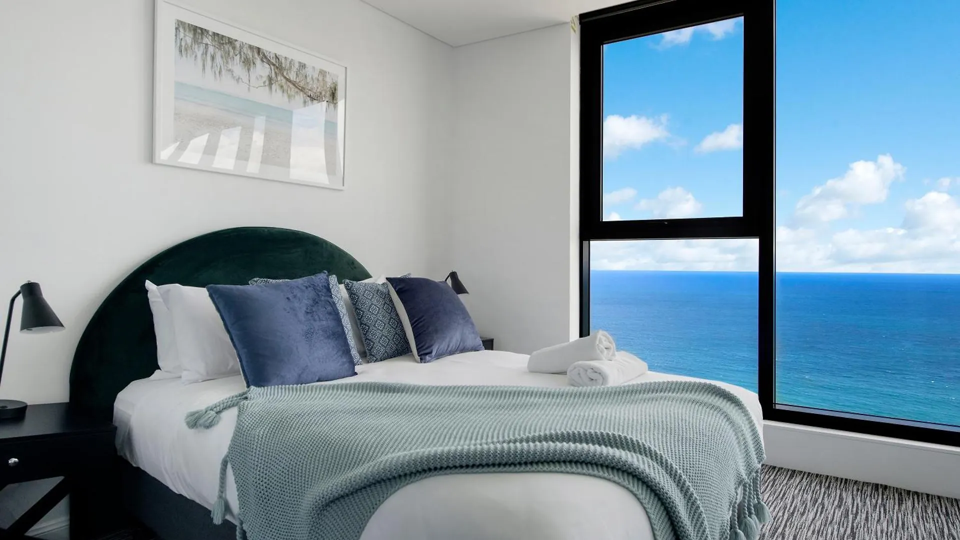 Ocean Beachfront Modern 2 Bedroom Apartment Gold Coast