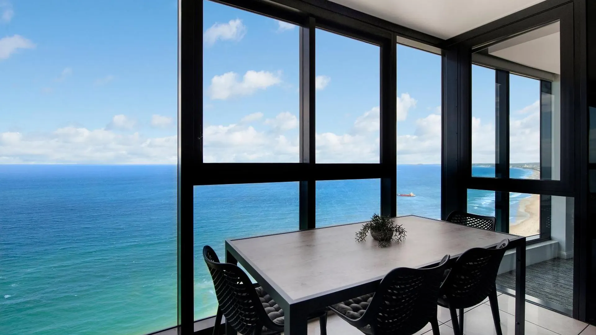Ocean Beachfront Modern 2 Bedroom Apartment Gold Coast