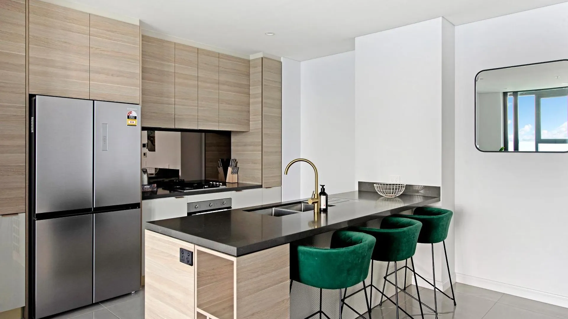 Ocean Beachfront Modern 2 Bedroom Apartment Gold Coast