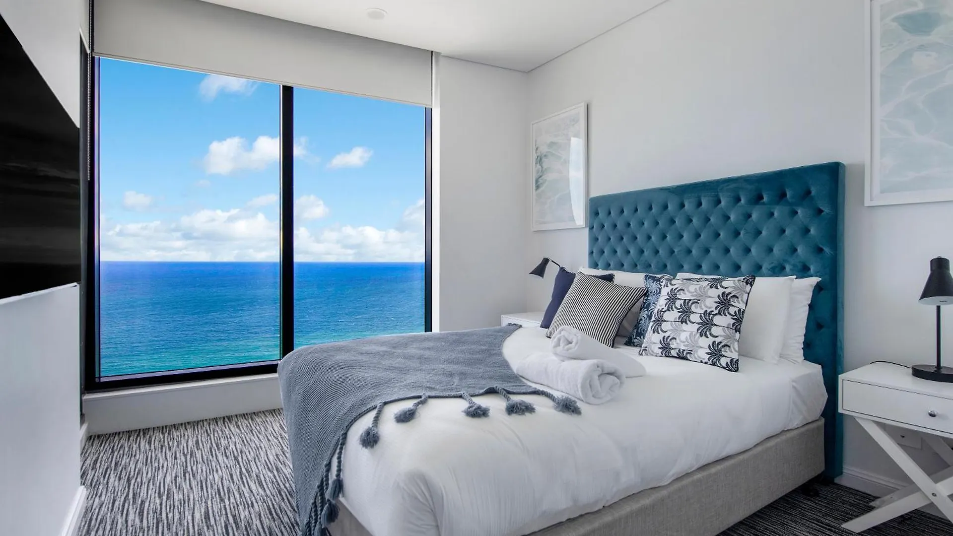 Ocean Beachfront Modern 2 Bedroom Apartment Gold Coast