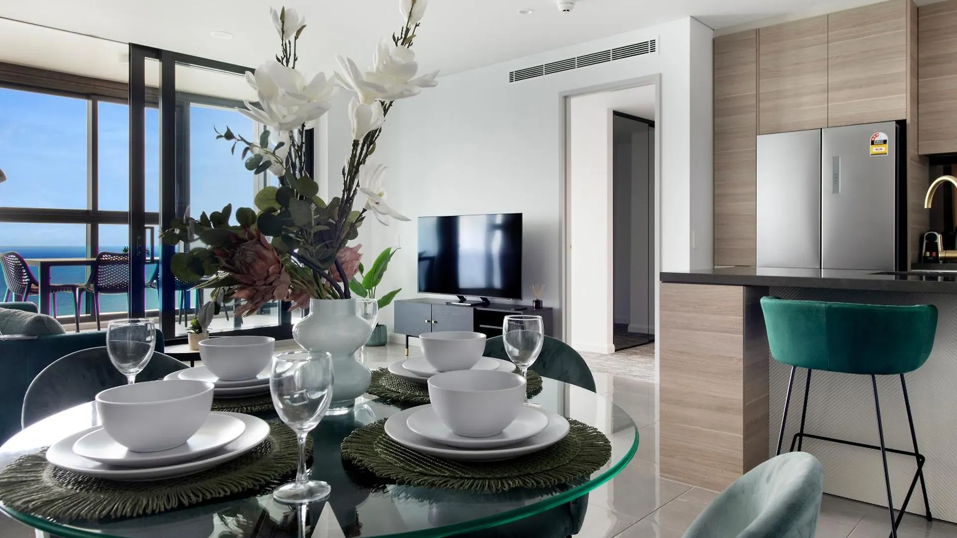 Ocean Beachfront Modern 2 Bedroom Apartment Gold Coast