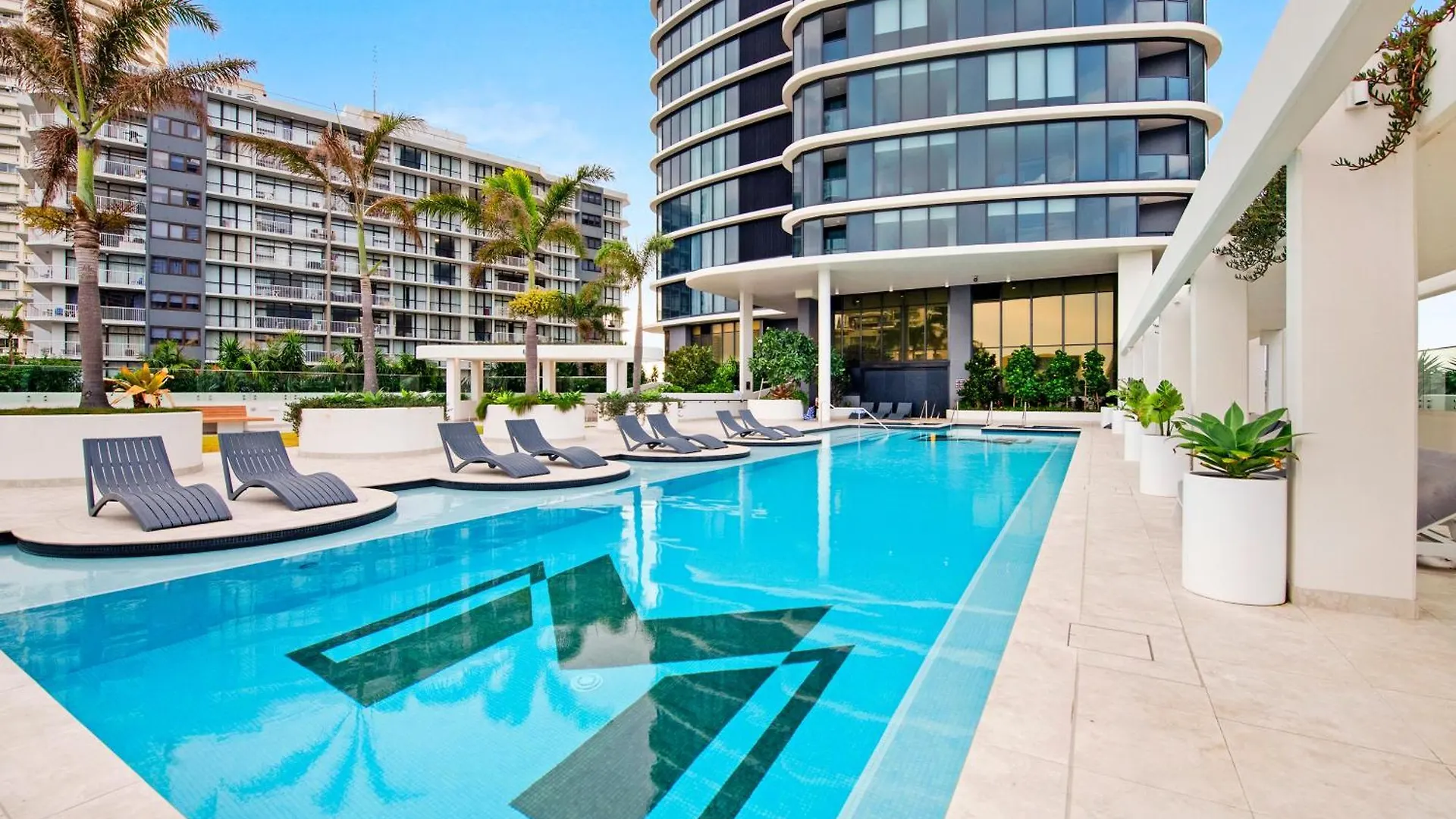 Ocean Beachfront Modern 2 Bedroom Apartment Gold Coast