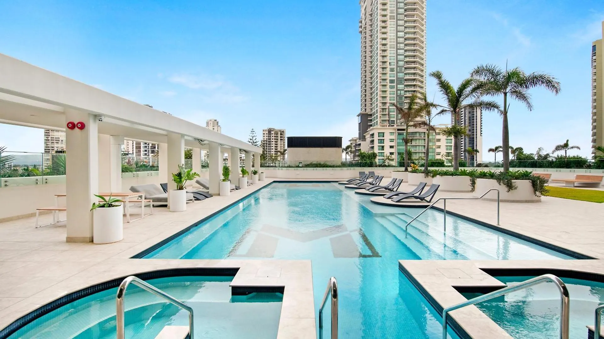 Ocean Beachfront Modern 2 Bedroom Apartment Gold Coast Australia