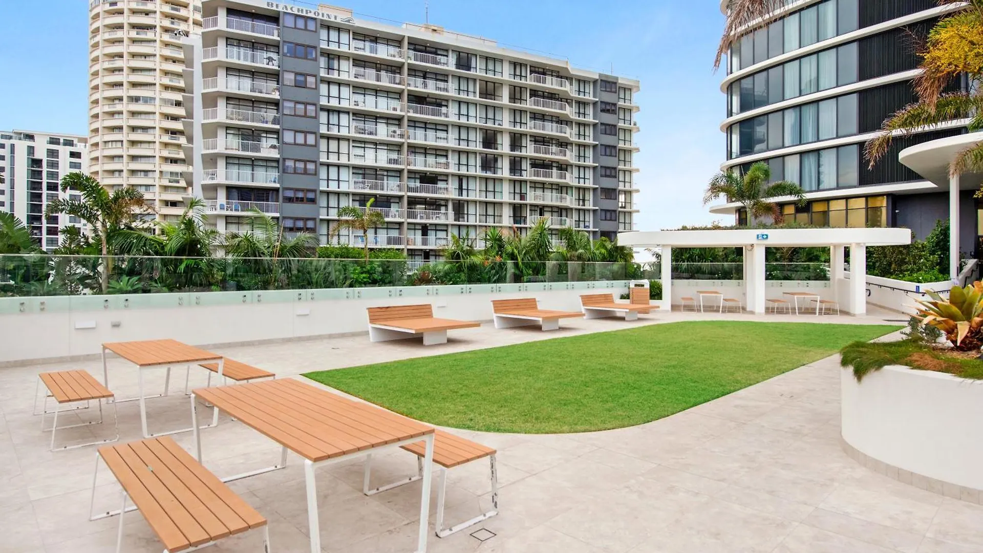 Ocean Beachfront Modern 2 Bedroom Apartment Gold Coast